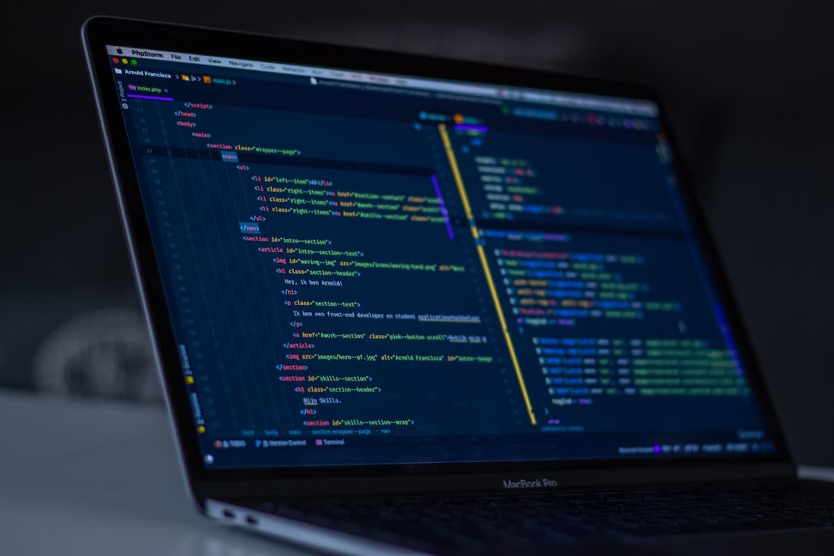 Código colorido em tela de desenvolvedor — vibe coding e segurança de software