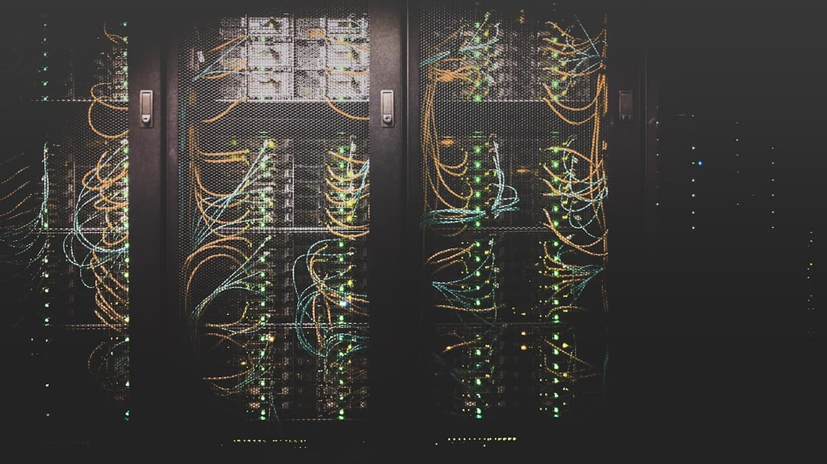 Infraestrutura de data center com gestão de cabos ethernet em servidor profissional