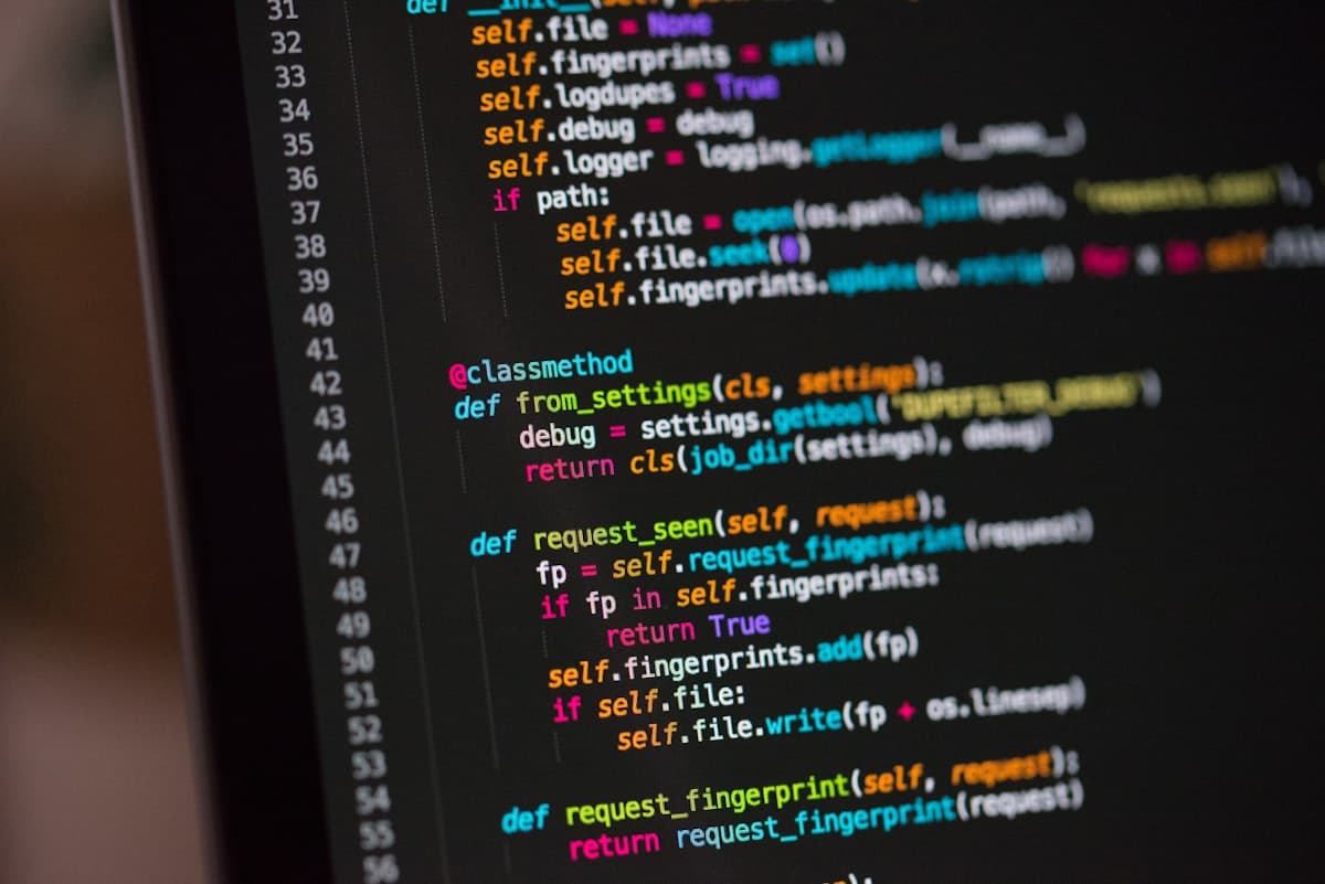 Tela de computador exibindo código colorido em ambiente de desenvolvimento