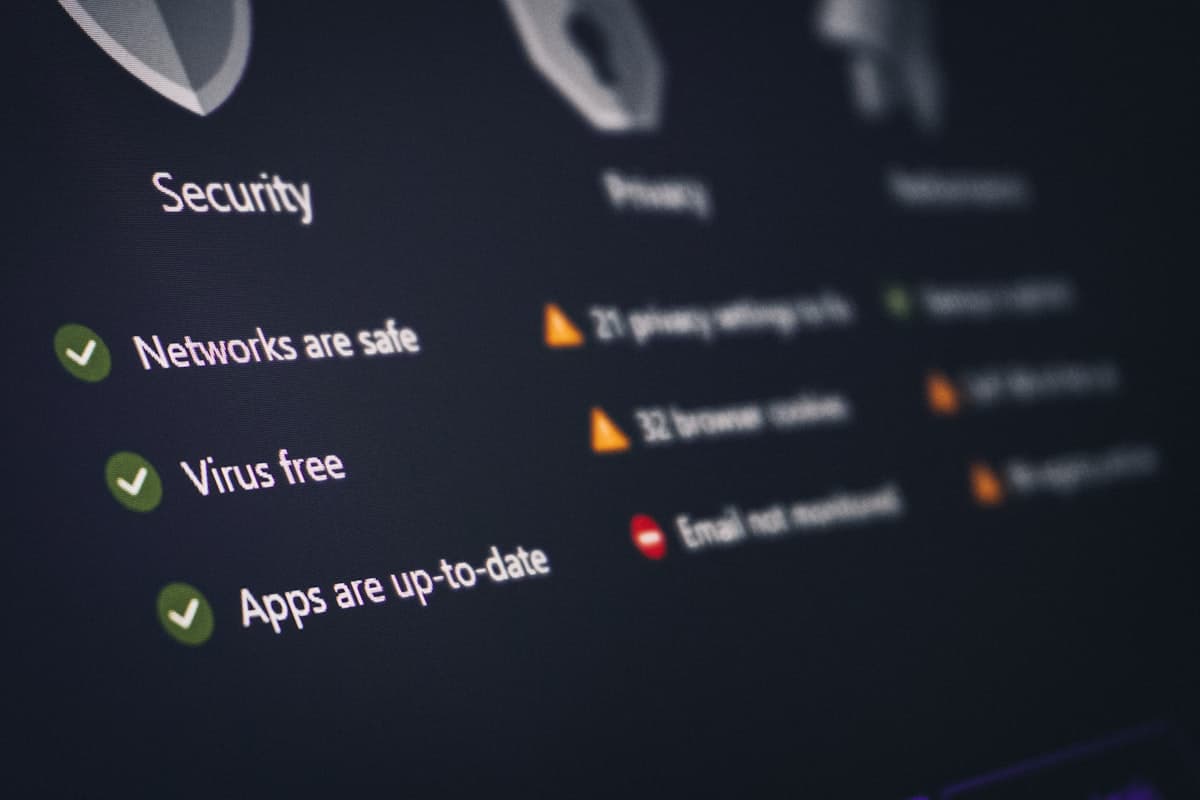 Painel de segurança e privacidade exibindo status de proteção em tempo real