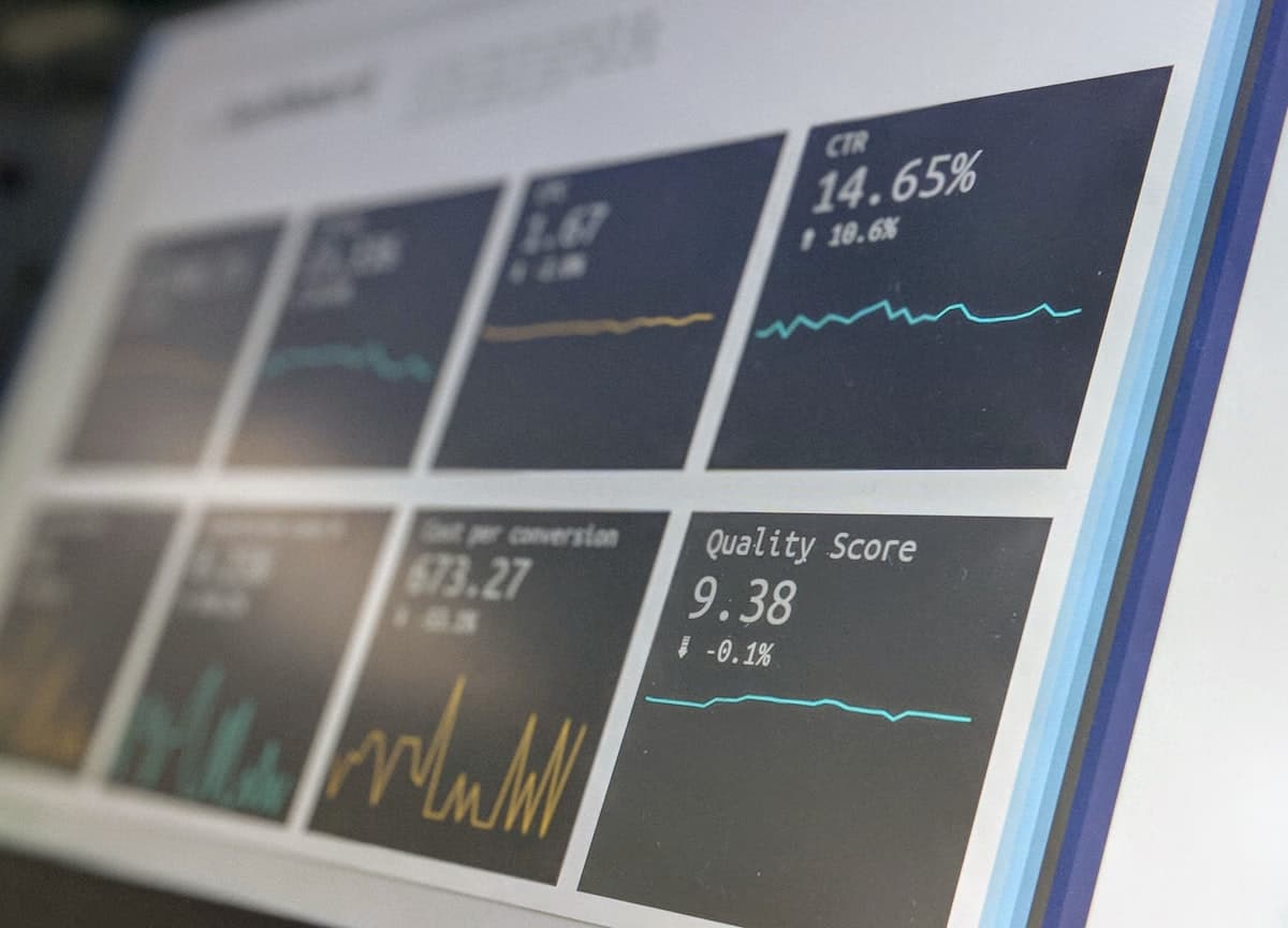 Painel de monitoramento com gráficos de dados exibido em tela de laptop, representando o acompanhamento contínuo de métricas de teste e comportamento de sistemas automatizados